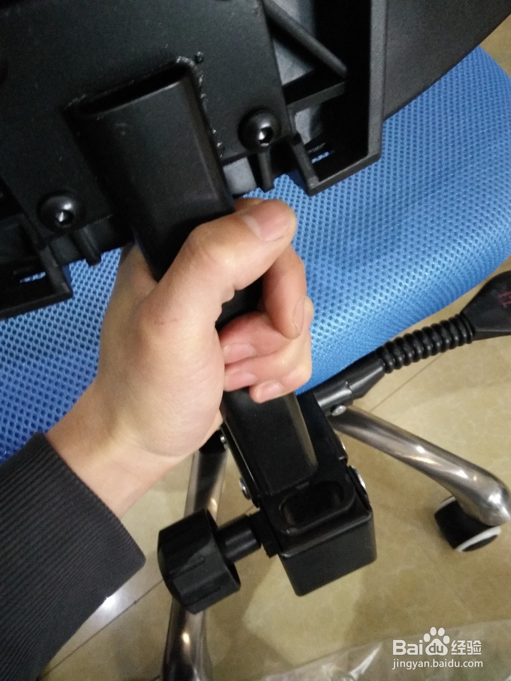 如何安装便携式电脑椅子