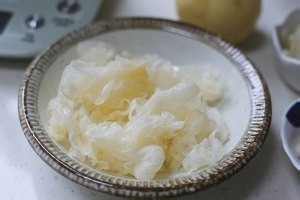 银耳百合雪梨汤的做法