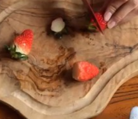 草莓雪碧养乐多的做法