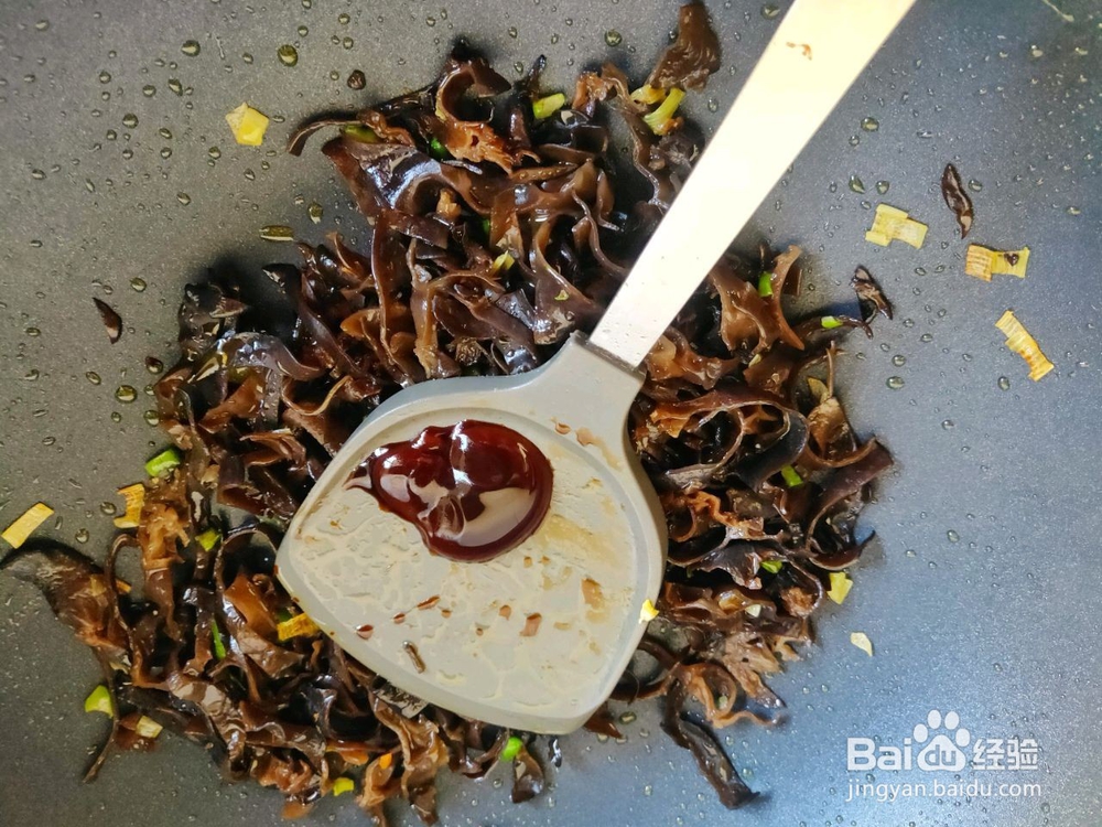 怎么做特色胡萝卜木耳炒鸡蛋