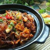 制作海皇蟹黄干捞粉丝煲