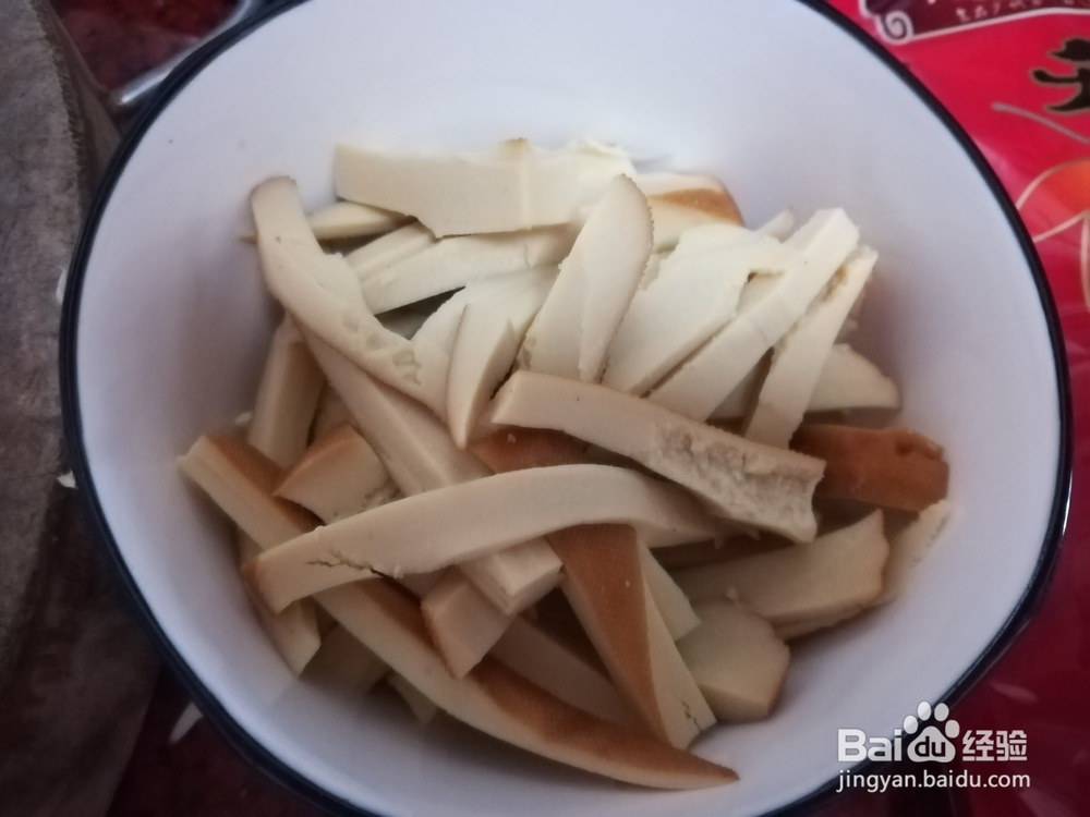 制作美味的腊肠炒椰菜