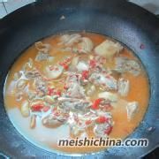 红辣椒焖子鸡的做法--增强体力，强壮身体