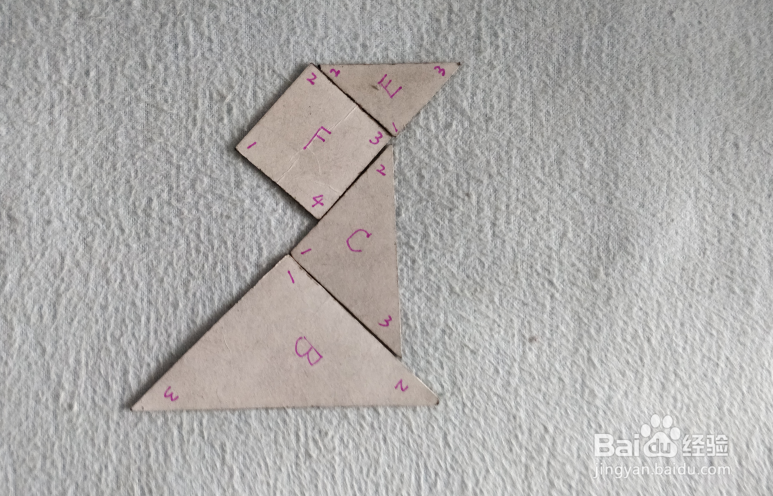 用七巧板怎样拼一只趴着滑行的企鹅?