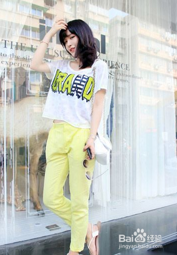 夏季清新利落段搭配 短款T恤+休闲裤穿出好身材