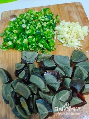 青椒蒜末皮蛋的做法