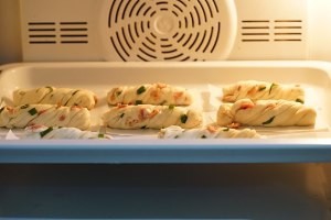 疫情期间适合做的奶香培根葱花馒头。