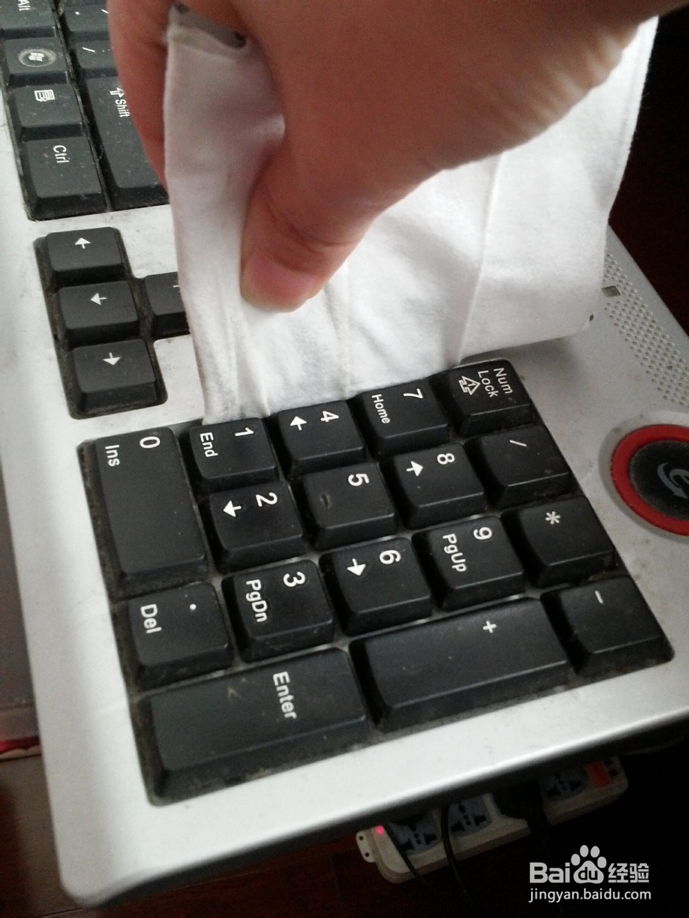 超简单方便的清理键盘的方法