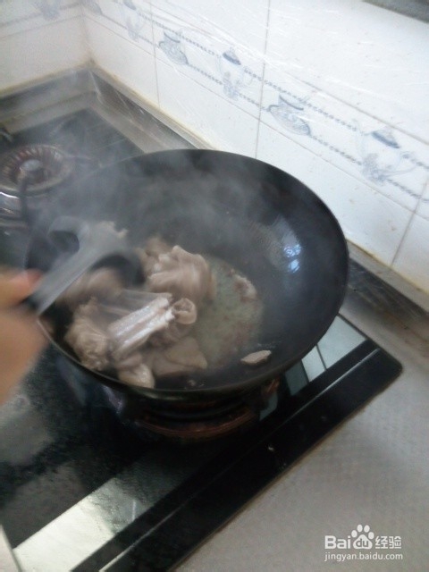 抓住家中的美食：[1]烹制西红柿羊排火锅