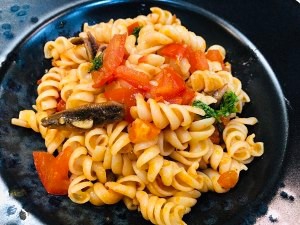 番茄鳀鱼螺丝粉的制作方法