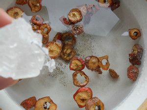 夏日里一碗酸甜可口的冰糖山楂水