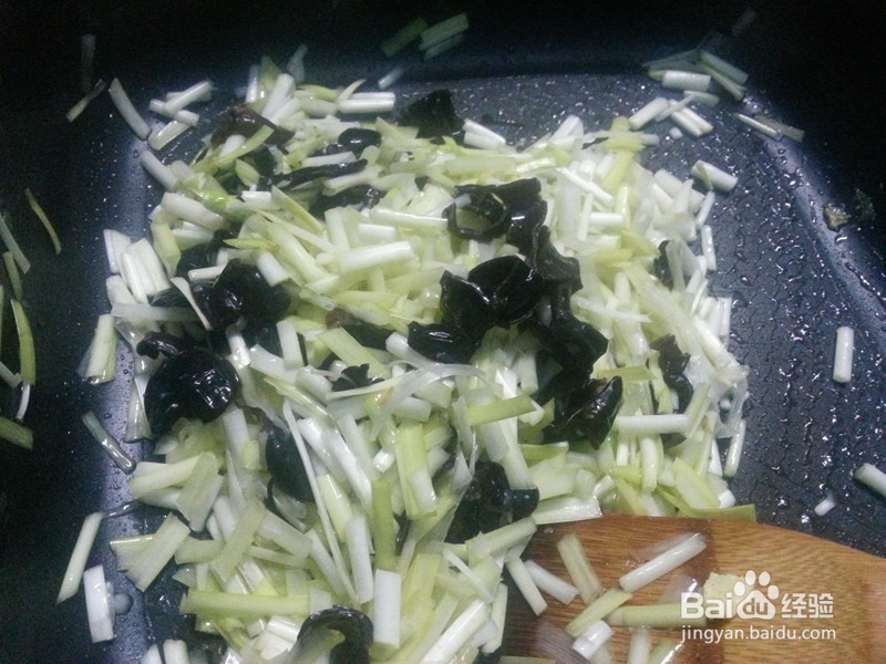 韭黄木耳鸡蛋的做法