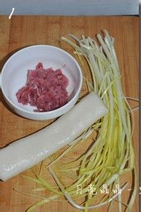 江南人最钟爱的年糕吃法－－韭黄肉丝炒年