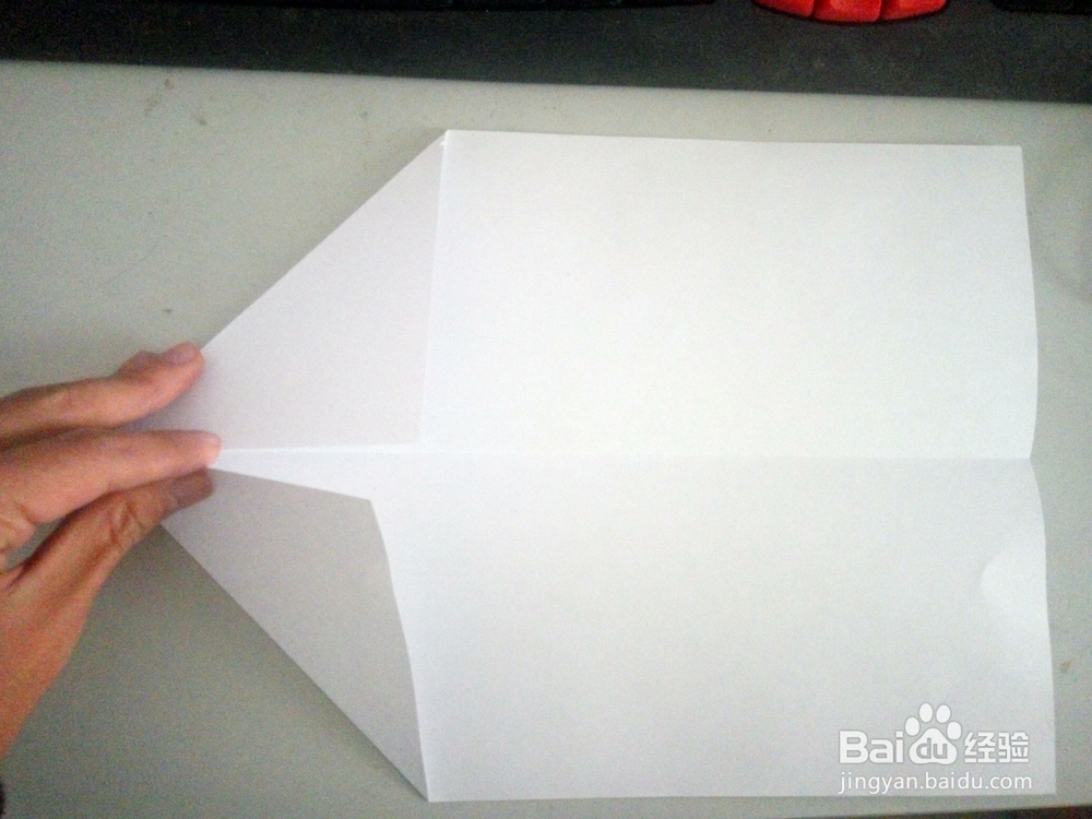 如何制作飞的持久的纸飞机