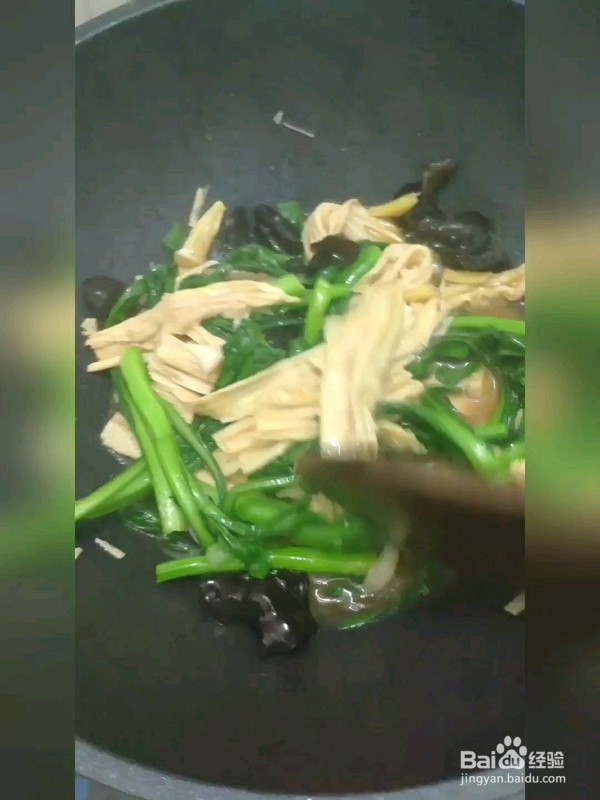 腐竹木耳炒菜心的做法