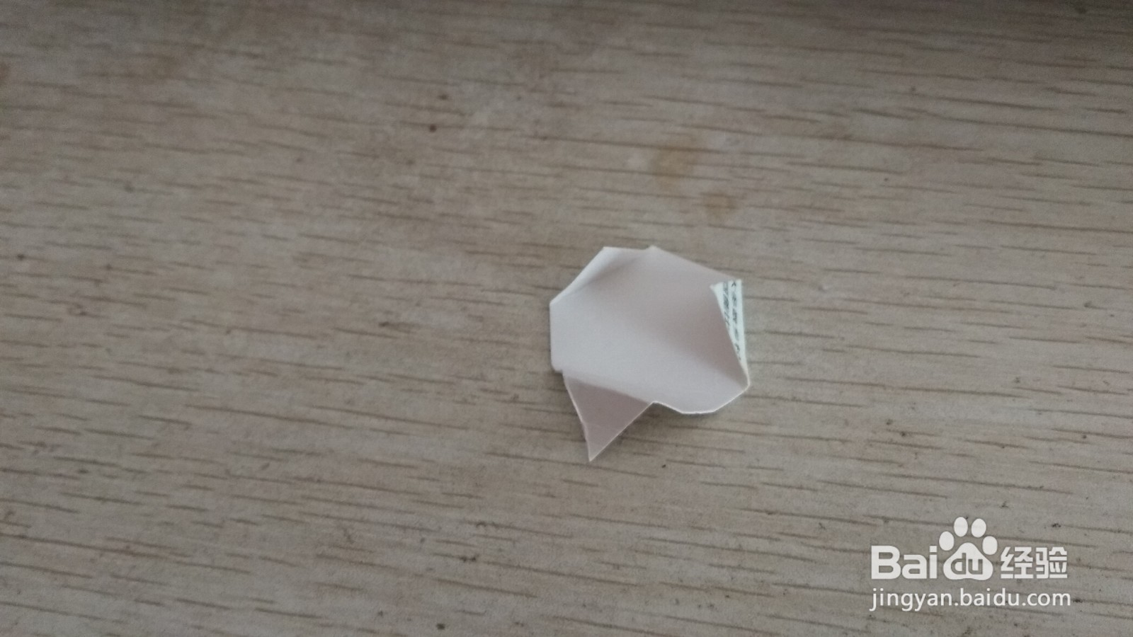 如何用一个三角形硬卡纸做简易的中性笔的支架