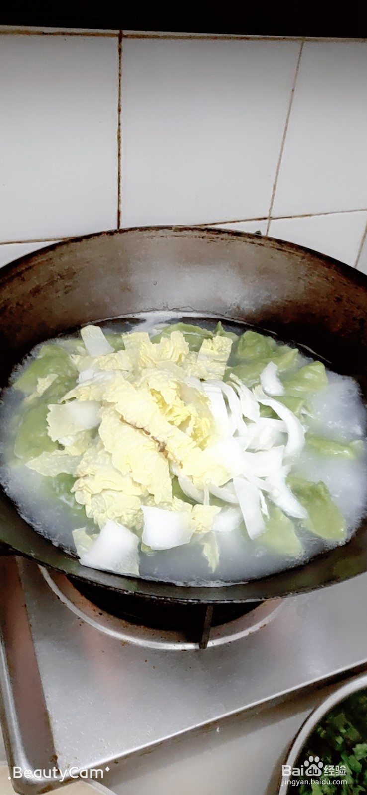 菠菜饺子皮和猪肉韭菜馅的饺子做法