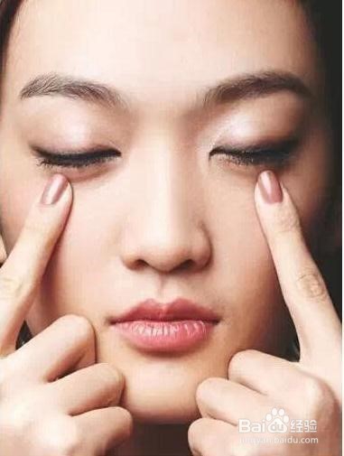 正确使用眼霜的方法
