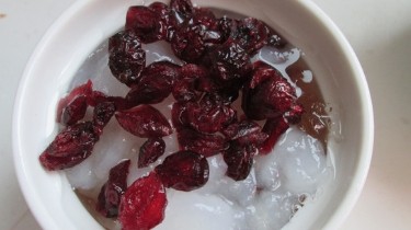 桃胶雪蛤银耳羹的做法