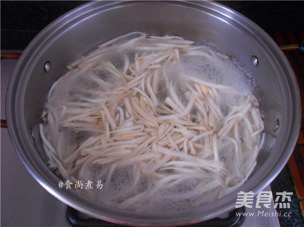 炝拌鸡腿菇的做法