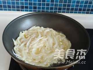 银鱼炒鸡蛋的做法