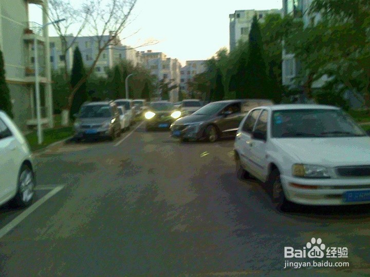 车辆在小区道路上怎样转弯倒车