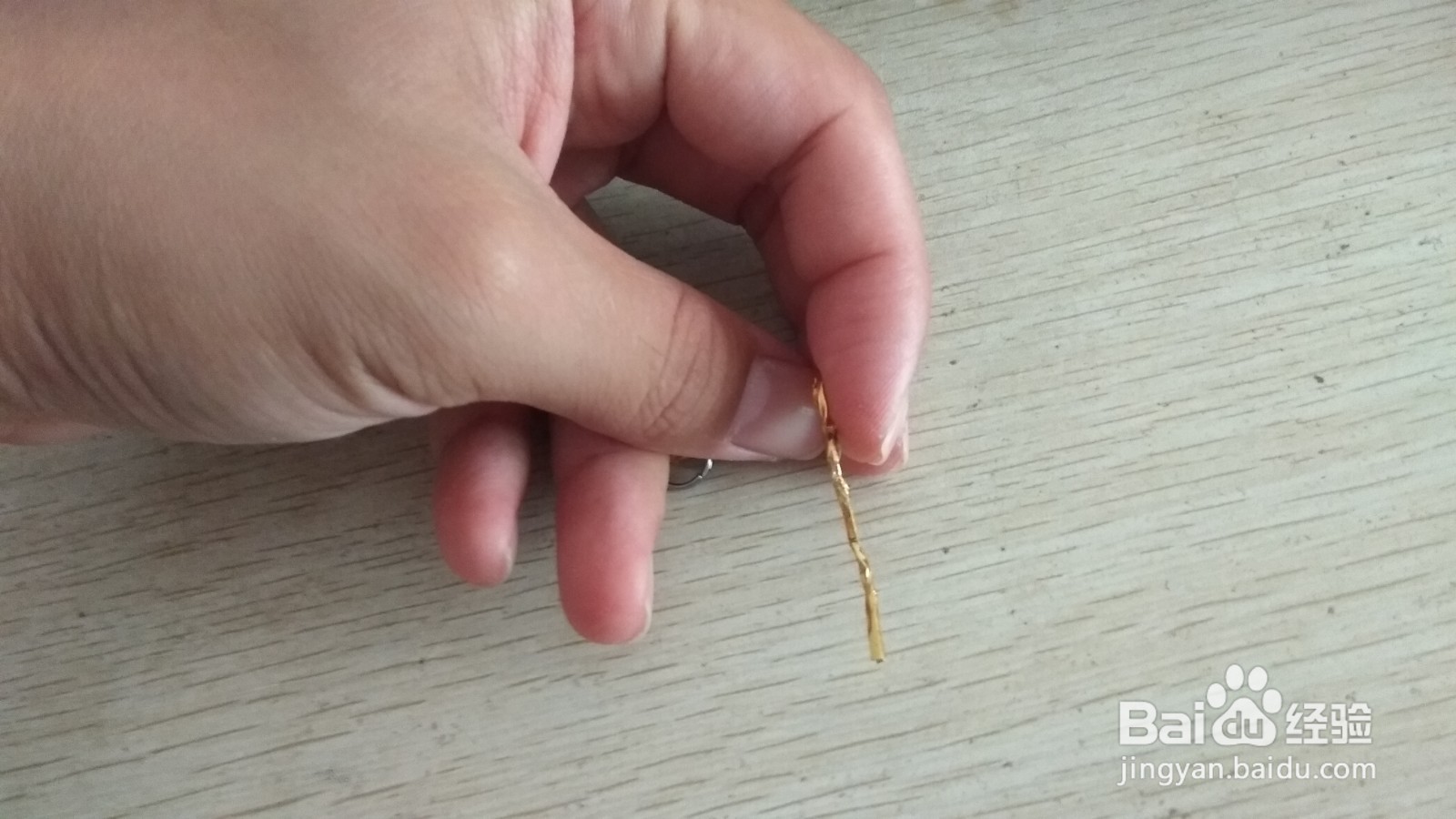 如何用面包袋绑绳和钥匙环做简易的中性笔支架