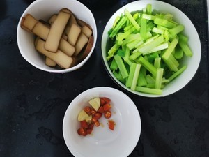 清炒西芹鸡蛋干的做法