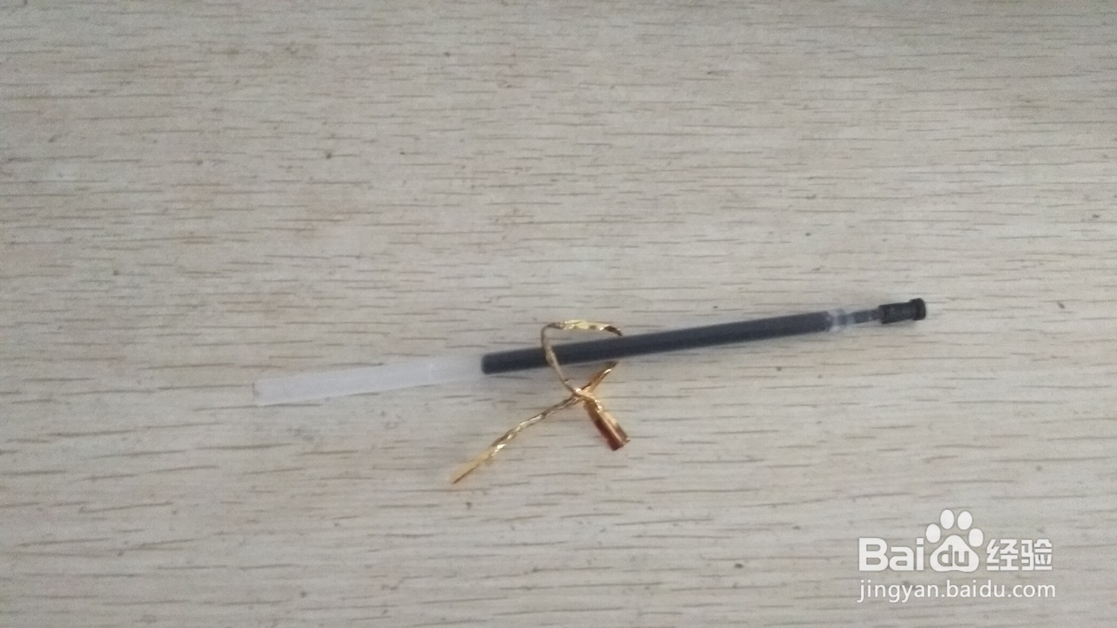 如何用面包袋绑绳和中性笔芯做简易的手机支架