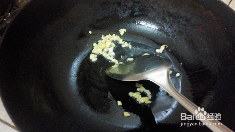 回锅肉片煸豆角的做法。