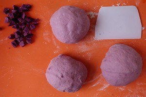 紫薯坚果粒软面包