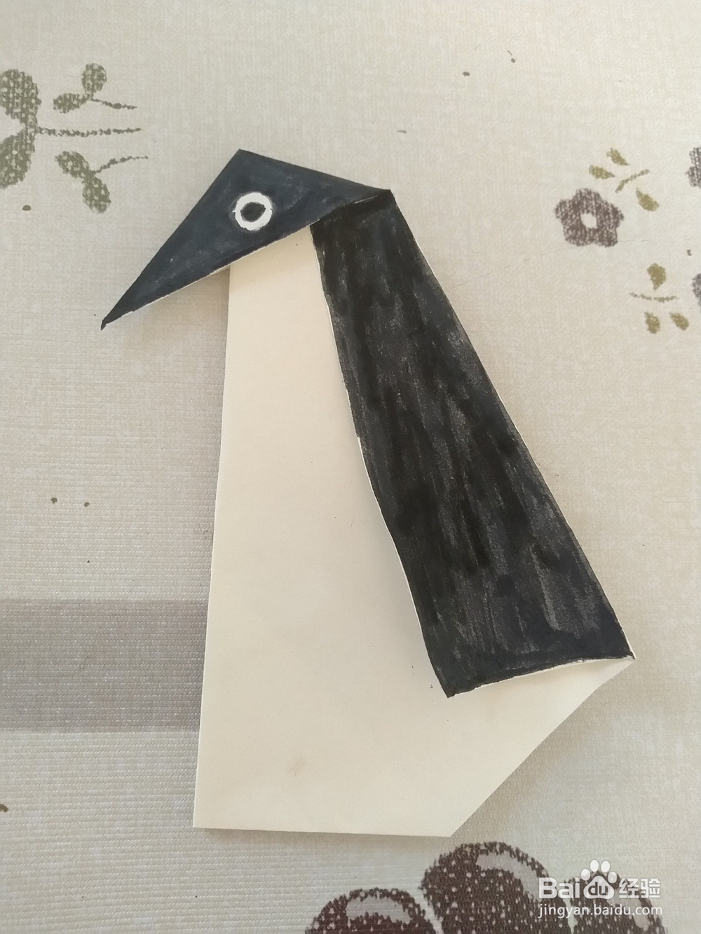 幼儿园小朋友学折纸-可爱的小企鹅