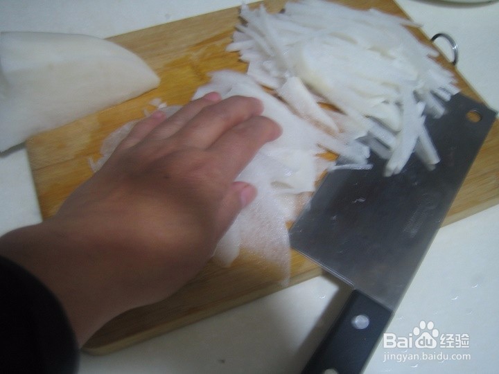 老年人怎样用刀来切白萝卜条