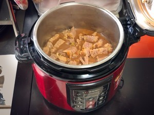 土豆焖牛腩的做法