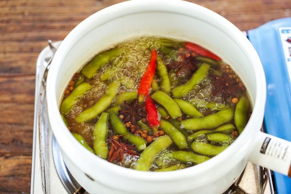 泡椒凤爪和盐水毛豆
