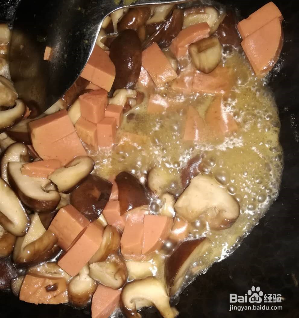 自制营养美味的下饭菜之爆炒香菇加香肠，很好吃