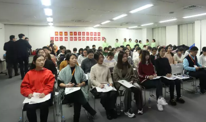 一个经历过世态炎凉的企业家说：“人的尊严靠（  ）.