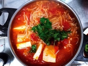 食补佳品西红柿金针菇豆腐汤的做法