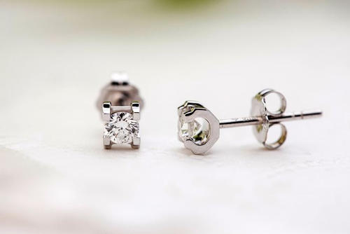 耳钉戴太久,塞子变硬了,拿不下来,怎么办