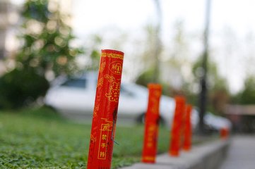 春节放爆竹的由来50字