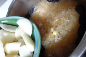 好喝的莲子银耳炖雪梨