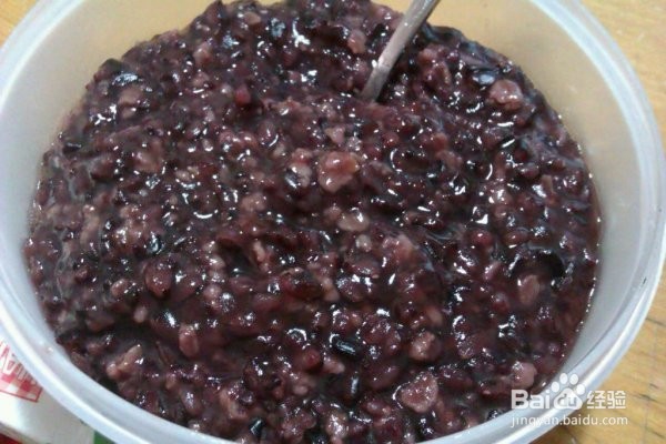 夏季女士营养早餐---如何做黑米燕麦枸杞粥