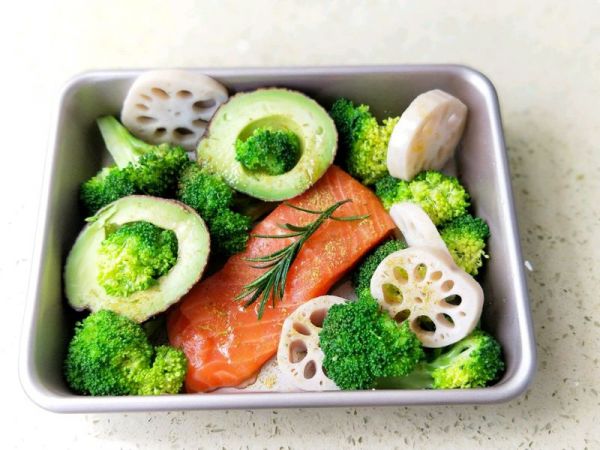 迷迭香烤三文鱼蔬果拼盘