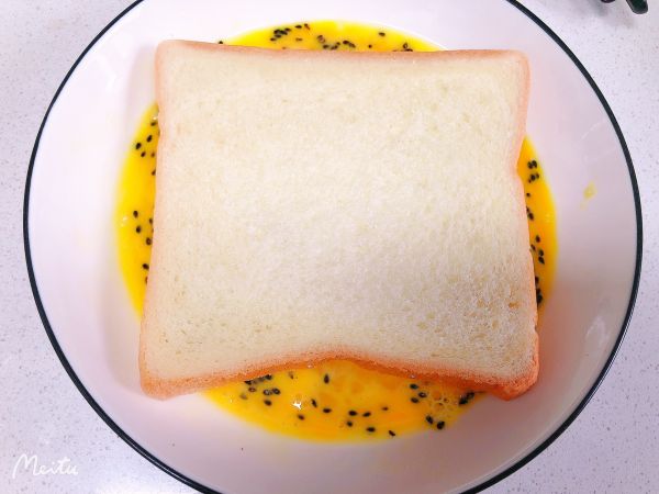 黑芝麻鸡蛋面包片