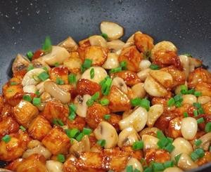 家常小炒菜鸡肉炒口蘑怎么做？
