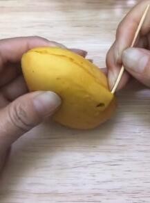 教你一个剥芒果的小技巧