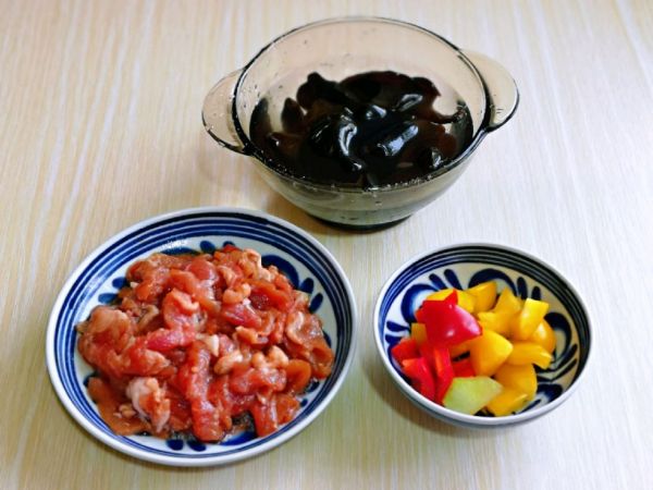 牛肉彩椒炒木耳