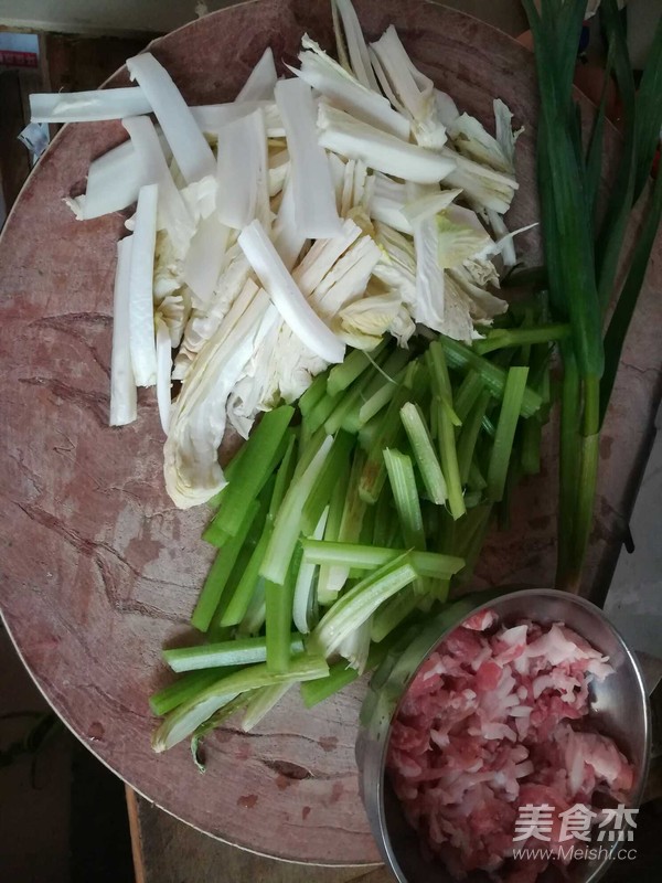 黄豆酱炒肉丝芹菜