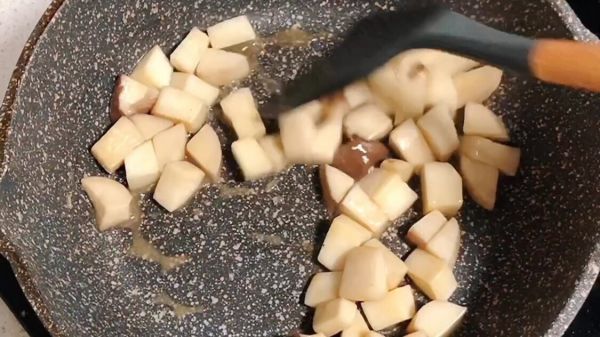 杏鲍菇黑椒鸡腿丁