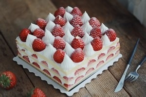 不会抹奶油也能做草莓方蛋糕的妙招!